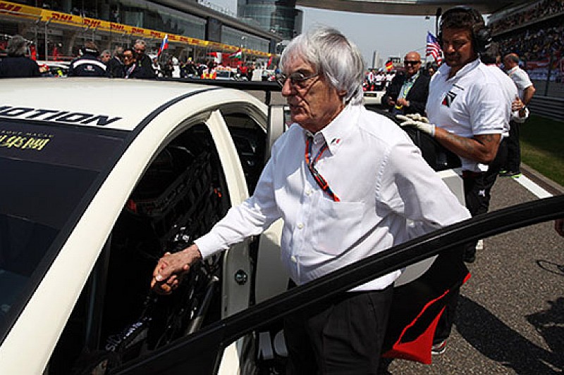 Bernie Ecclestone sulla griglia di partenza a Shanghai