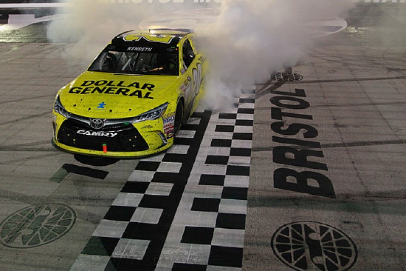 Tra la pioggia e le interruzioni spunta Kevin Harvick