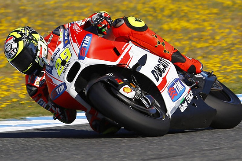 Iannone cade al Mugello: brutta botta ad una spalla!