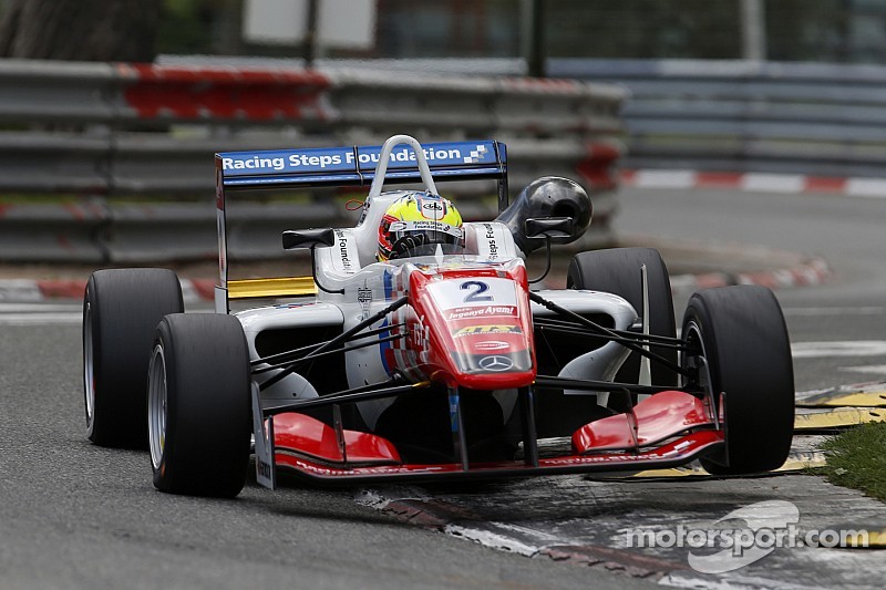 Dennis remporte son premier succès en F3 à Pau