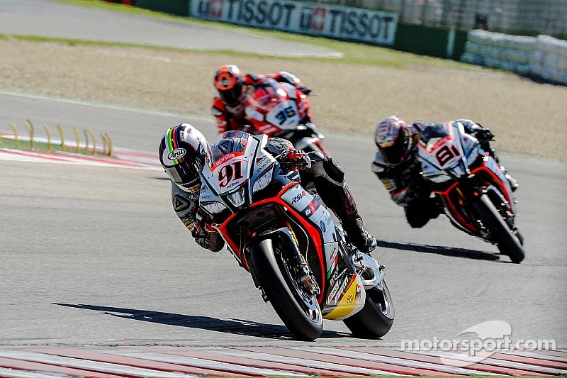 Leon Haslam souffre mais résiste avec son Aprilia