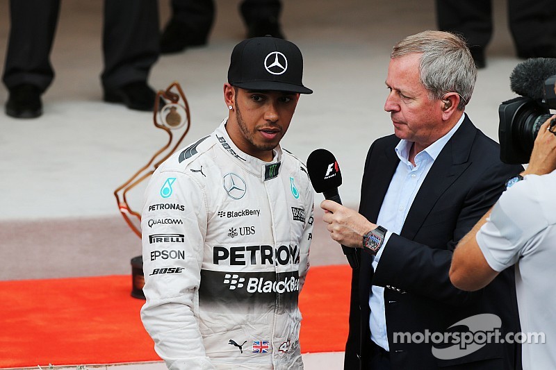 Lacônico e de cara fechada, Hamilton evita criticar Mercedes após derrota