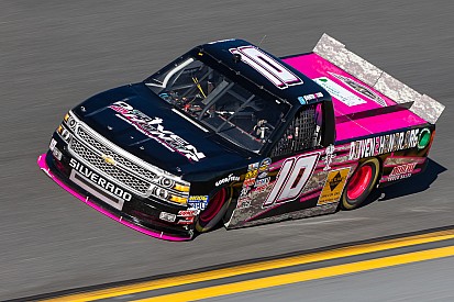 Cobb ha sido llamada por los oficiales de NASCAR