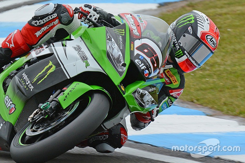 Jonathan Rea fait des essais de pneu