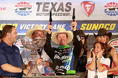 Scott Dixon brilla y gana en Texas