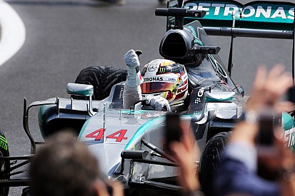 Mercedes salue la "décision parfaite" de Lewis Hamilton