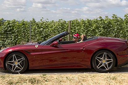 Vettel a Wiesbaden si rilassa con la Ferrari California T