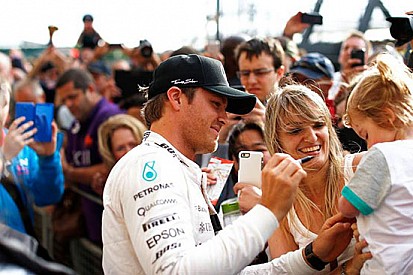 Rosberg: "Team fantastico a riparare la W06!"