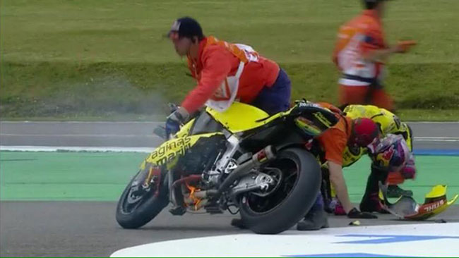 Incidente al primo giro: bandiera rossa ad Assen