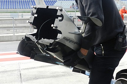 Mercedes: piastrine di rinforzo sotto ai flap dell'ala