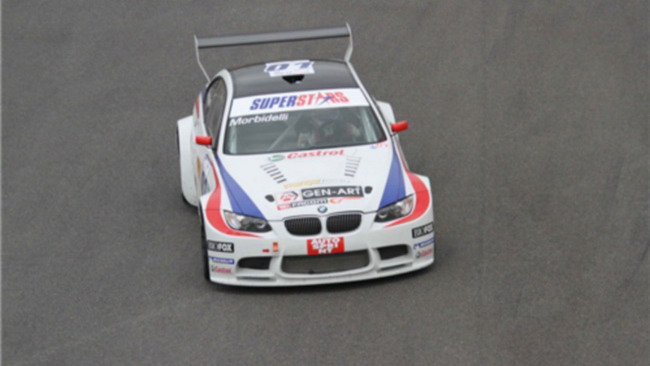 Gianni Morbidelli nel finale davanti ad Herbert
