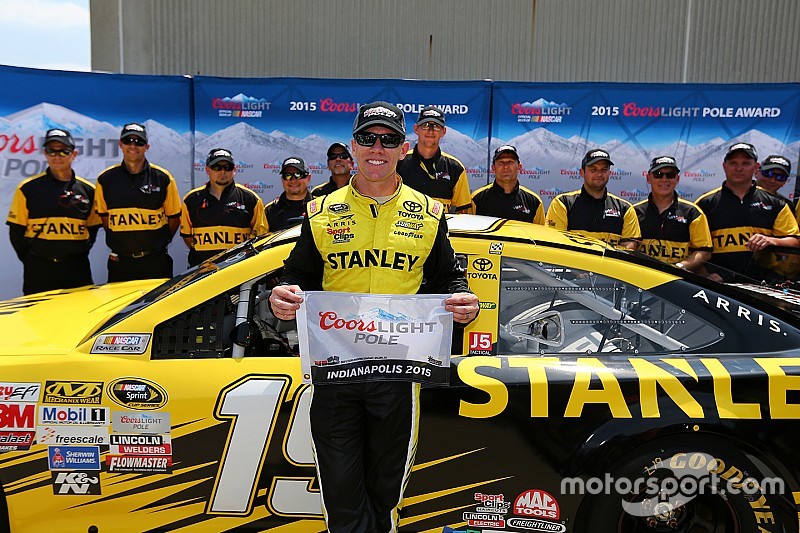 Carl Edwards logró la pole para la Brickyard 400