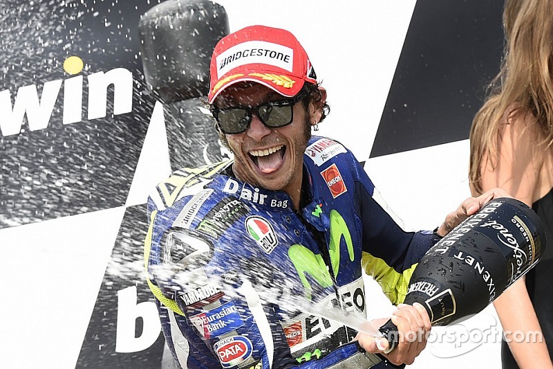 Derek Warwick accoglie Valentino Rossi nel BRDC