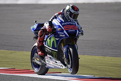 Lorenzo sigue dominando en Silverstone
