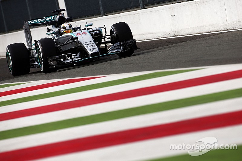 Mercedes aplasta a sus rivales en la 1° práctica de Italia