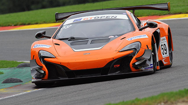 Rob Bell regala la pole di Gara 1 alla McLaren