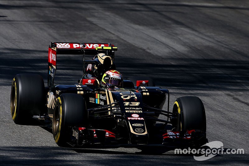 Lotus aiutata dagli avversari dopo il corto circuito