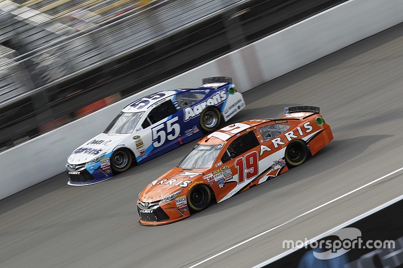 Carl Edwards fait fi de l’adversité et gagne à Darlington