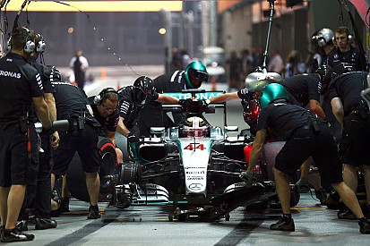 Hamilton le pide a Mercedes respuestas