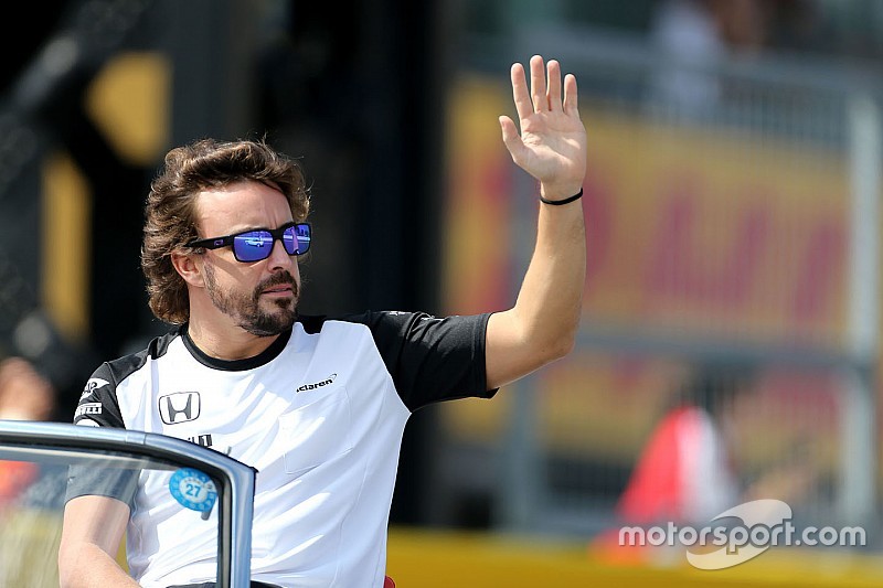 Fernando Alonso graba apoyo de sus fans en Susuka