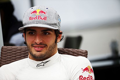 Sainz deixa hospital e é liberado pela FIA para disputar GP