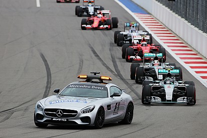 Nico Rosberg pechvogel van de dag: 'Knie klem tegen het stuur'