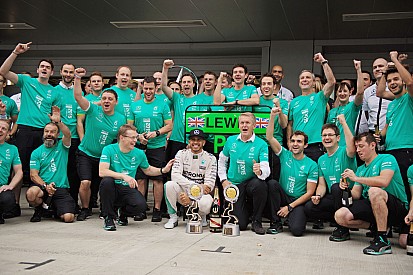Daimler-Chef Dieter Zetsche gratuliert Mercedes zum Titelgewinn