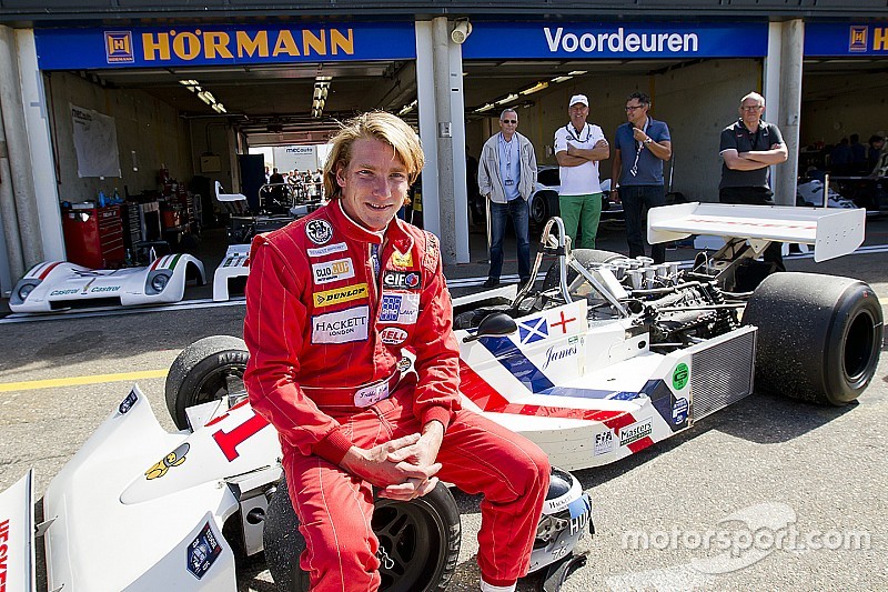 Freddie Hunt herdenkt zijn vader in Hesketh 308C demo op Zandvoort