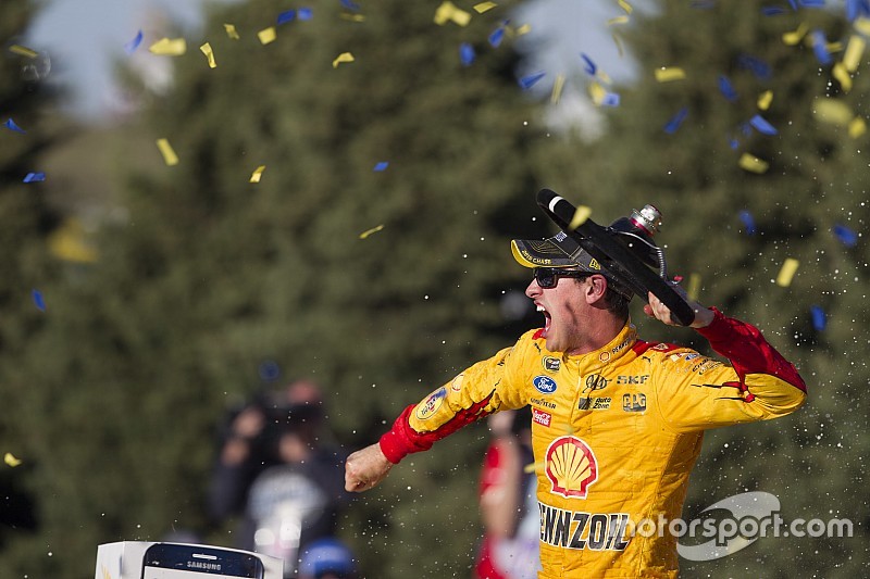 Logano se 'deshace' de Kenseth y triunfa en Kansas