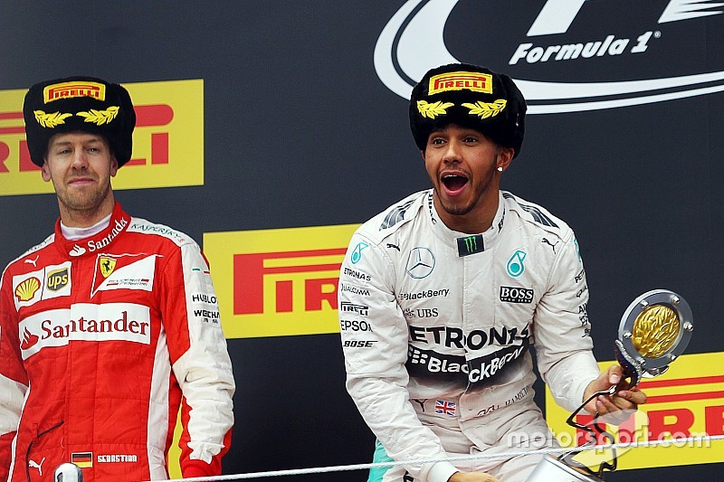 Lewis Hamilton adota precaução sobre tri: