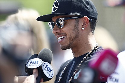 Lewis Hamilton muestra su talento como pianista