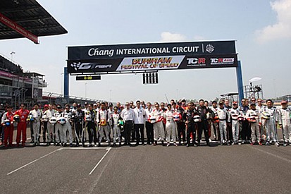 Foto di gruppo per i piloti di TCR e GT Asia