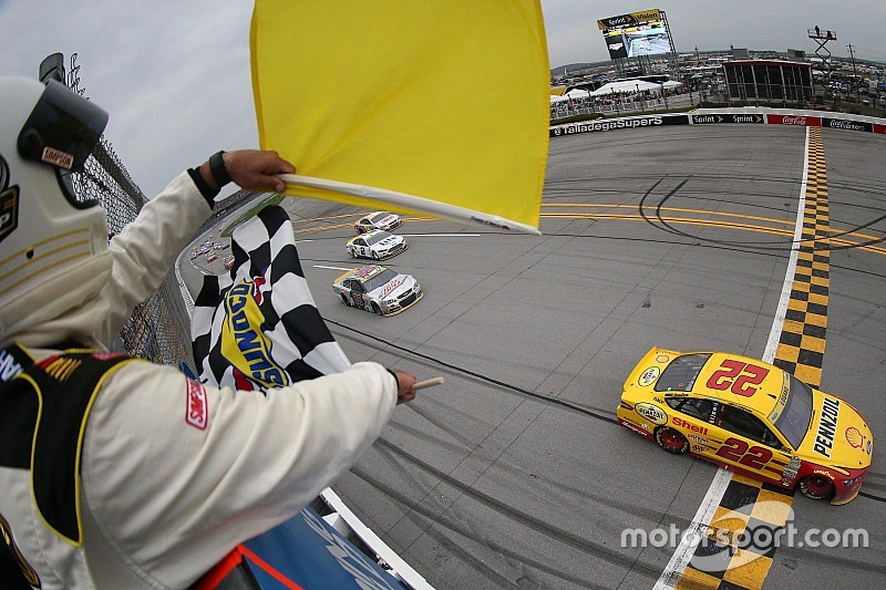 Logano venció en un controversial final en Talladega