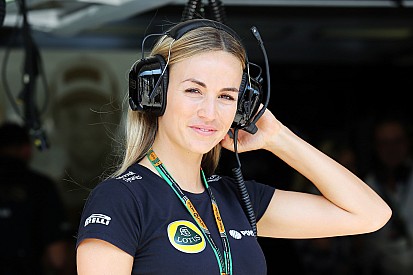 Carmen Jorda: veja quem é a bela piloto espanhola da Lotus