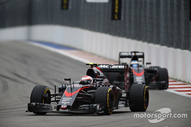 Гонщики McLaren получат штрафы за замену двигателей