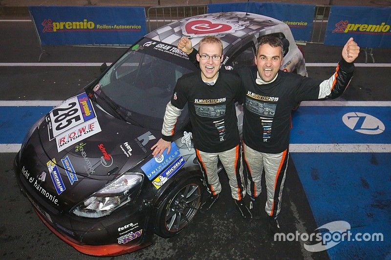 „Der Wahnsinn“: Dirk und Tim Groneck gewinnen VLN-Titel 2015