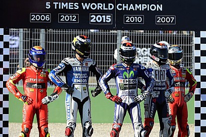 Lorenzo festeggia il titolo con i "Mondiali passati"