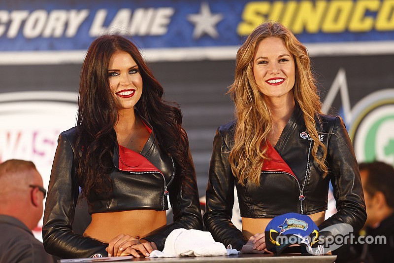 Grid girls agitam corridas da NASCAR e da Fórmula E