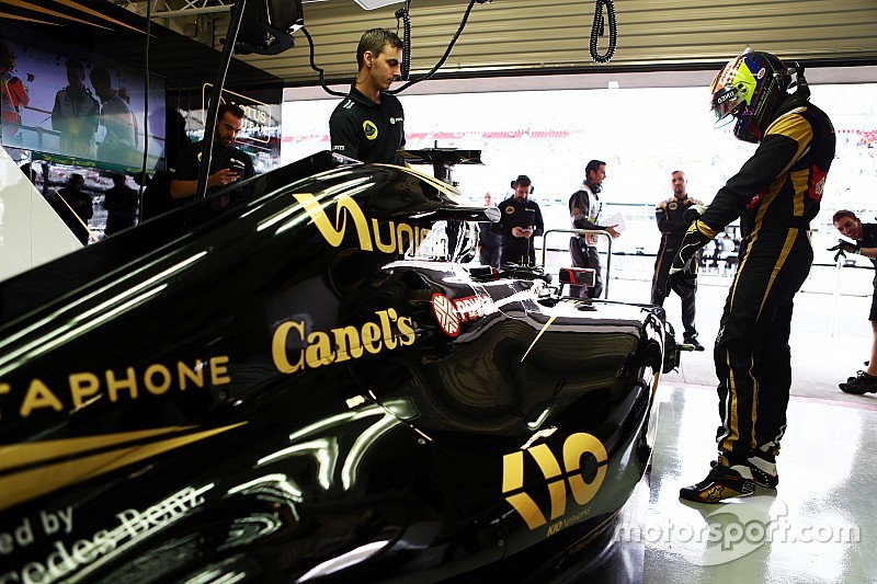 Lotus in Brasilien vor verschlossenen Türen
