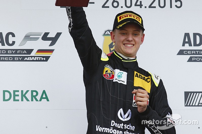 Alvo de times da F1, filho de Schumacher guia com Hamilton