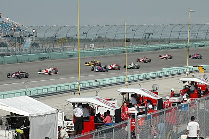 Vidéo - La saison 2005 d'IndyCar débute à Miami!