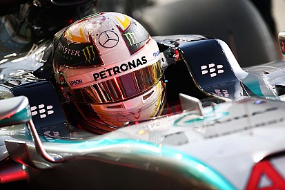 Hamilton cuestionó la estrategia que le dejó una "montaña que escalar"