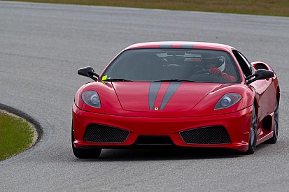 Vidéo - Une Ferrari F430 déposée sur départ arrêté par un... vélo!