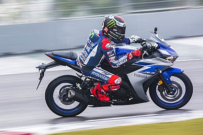 Jorge Lorenzo calcula que será medio segundo más lento en 2016