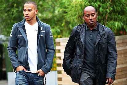 Lewis Hamilton openhartig over relatie met vader Anthony
