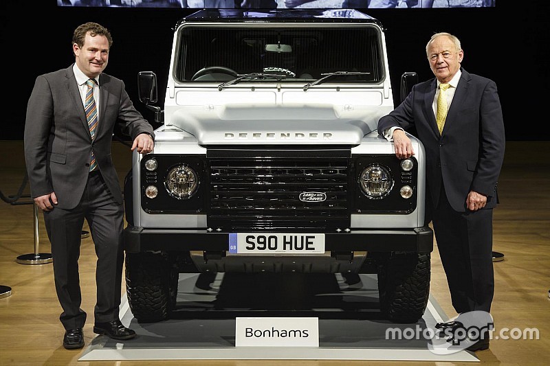 Twee miljoenste Land Rover Defender brengt 550.000 euro op