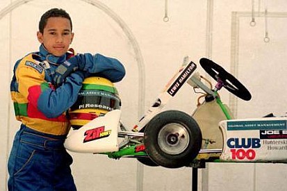 Hamilton deseja Feliz Ano Novo com foto de kart antigo