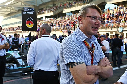 Hakkinen pede agressividade a Rosberg: “não pode desistir”