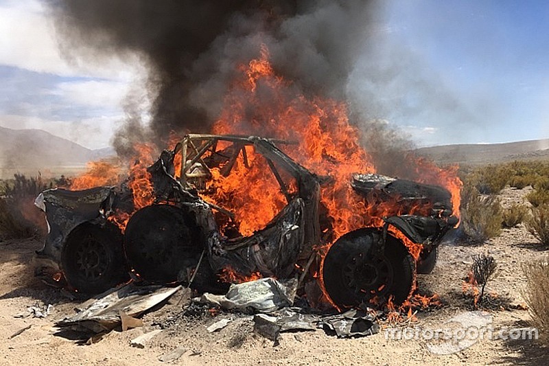 Vencedor do prólogo abandona Dakar após carro pegar fogo