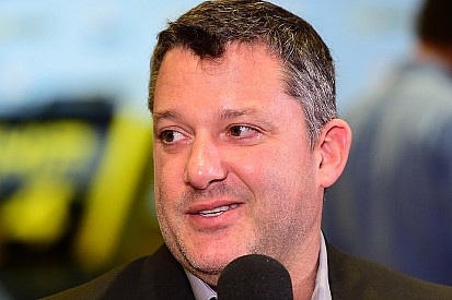 Stewart fratura vértebra e perde início de temporada